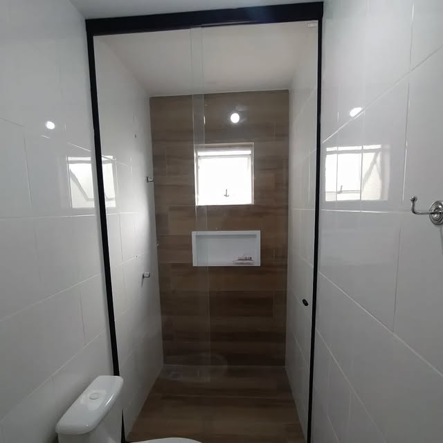 Box de banheiro em vidro temperado instalado pela Vidraçaria Kim