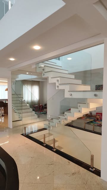 Escada residencial com guarda-corpo de vidro